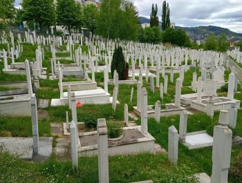 Bývalý tréninkový stadion, dnes hřbitov obětí obléhání Sarajeva 1992-1996